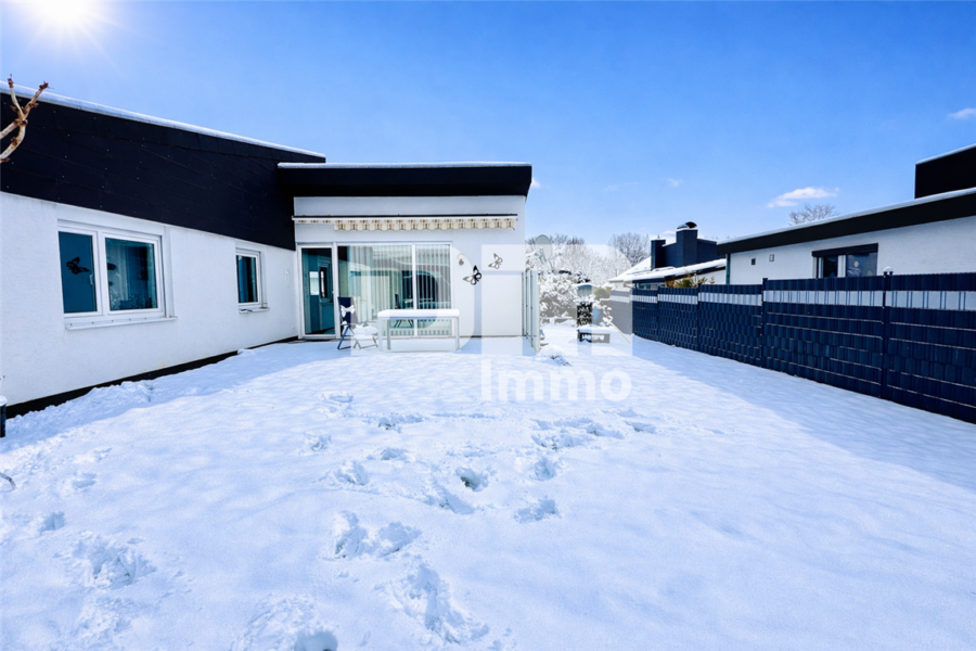 (R)eserviert! Altengerechter gepflegter Bungalow mit Gartenbereich, Terrasse, Garage - Rückansicht Gartengrundstück